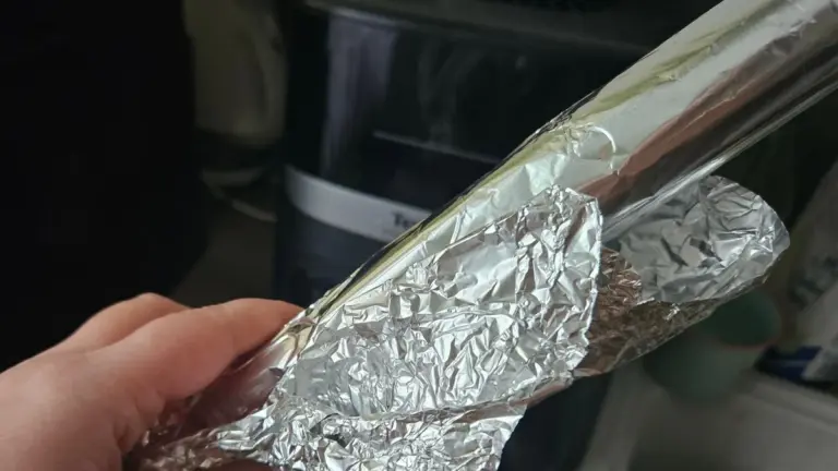 Czy folia aluminiowa w air fryerze to dobry pomysł? Sprawdź, zanim zepsujesz danie.