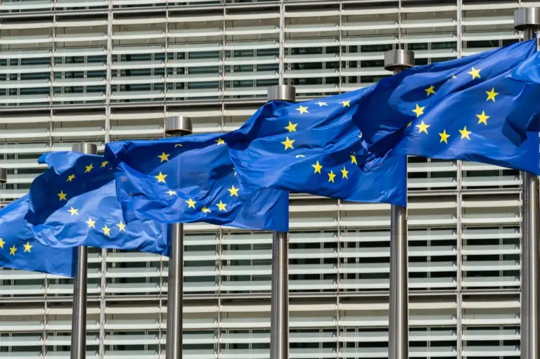 Koniec z rozkojarzeniem za kierownicą: UE wprowadza inteligentne światła i kamery w każdym samochodzie