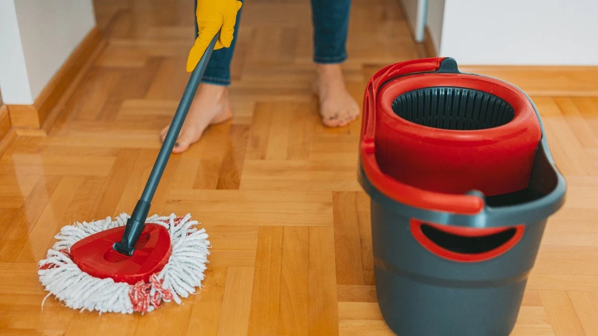 Nie wyrzucaj brudnego mopa. Posyp go tą mieszanką, a będzie jak nowy
