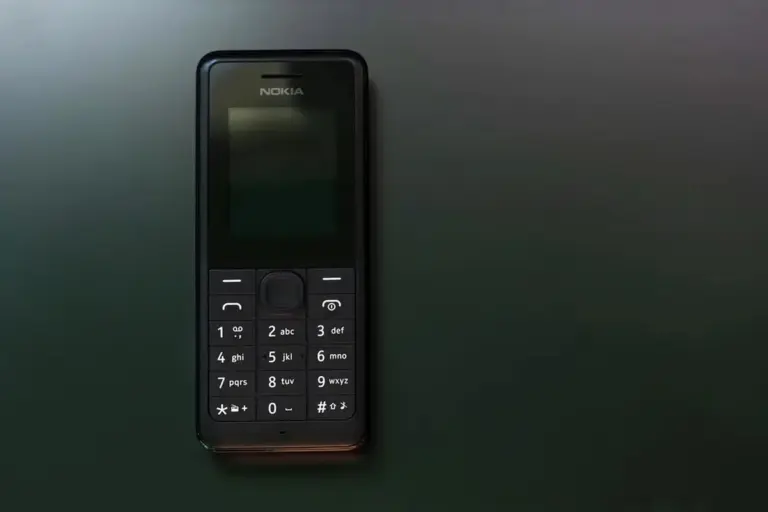 Zapomniany gracz wraca z telefonem, który zawstydza iPhone'a i Samsunga. Klucz tkwi w cenie i spokoju.