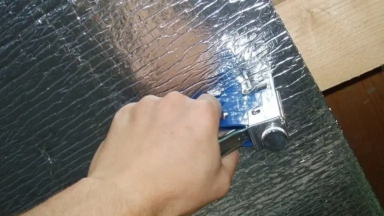 Architekt zdradza: Sekret aluminium na ścianie, który uratuje Twój dom przed wilgocią. Mało kto o tym wie!