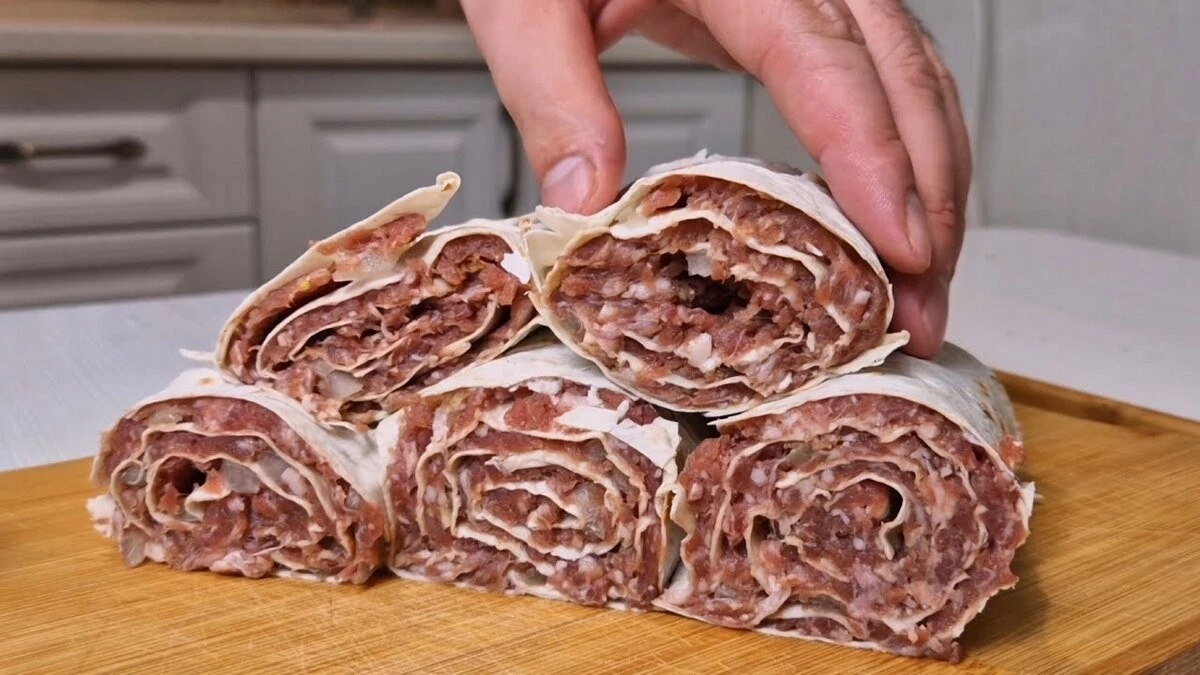 Byleś zaskoczony smakiem "leniwej wersji" pierogów? Mielone mięso w lawaszu bije je na głowę!