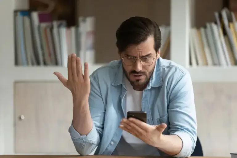Co oznacza zielona bańka na ekranie Twojego iPhone'a? To sygnał, który musisz natychmiast wyłączyć.
