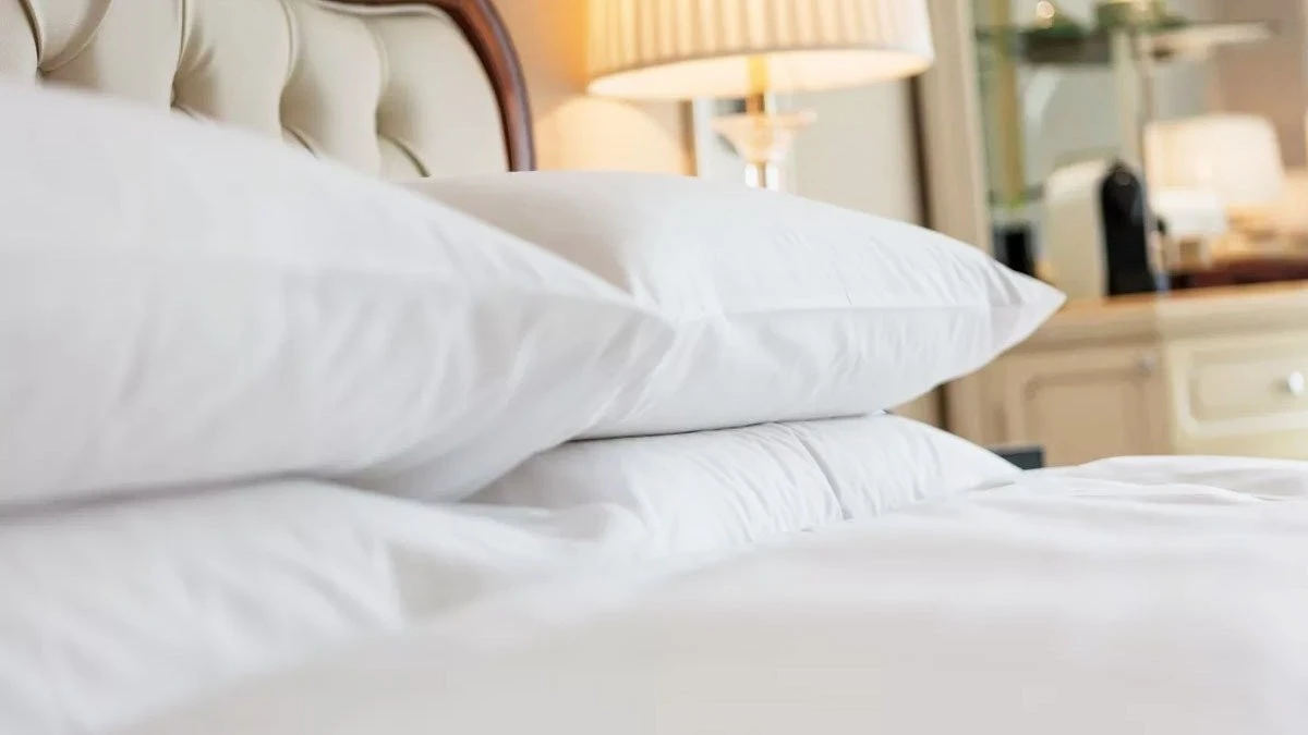 Cztery poduszki w hotelu: Dlaczego to więcej niż dekoracja?