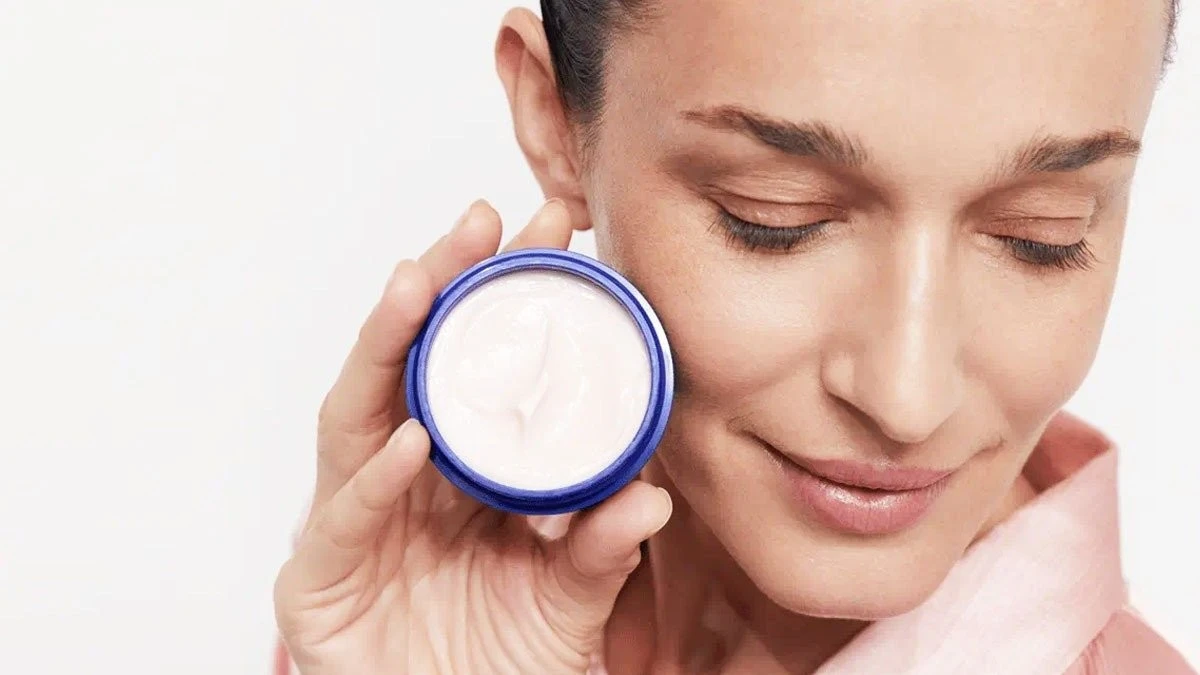 Dermatolog bezlitośnie skrytykował kultowy krem Nivea. Jego werdykt ws. niebieskiej puszki podzielił ekspertów i użytkowników