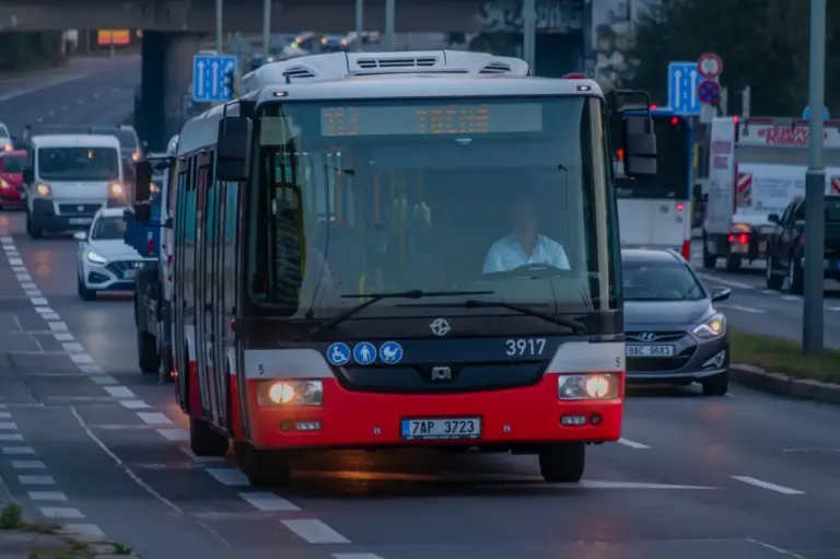 Dlaczego doświadczeni kierowcy autobusów w Warszawie zawsze dodają małą rzecz do swojego kokpitu?