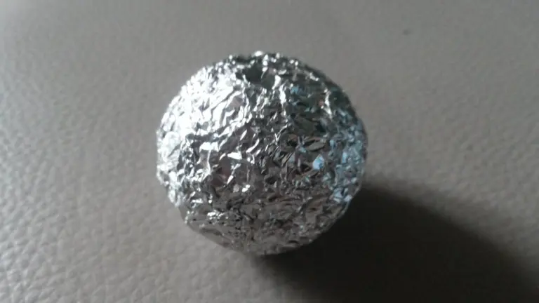 Dlaczego jedna strona folii aluminiowej jest błyszcząca, a druga matowa? Odpowiedź Cię zaskoczy