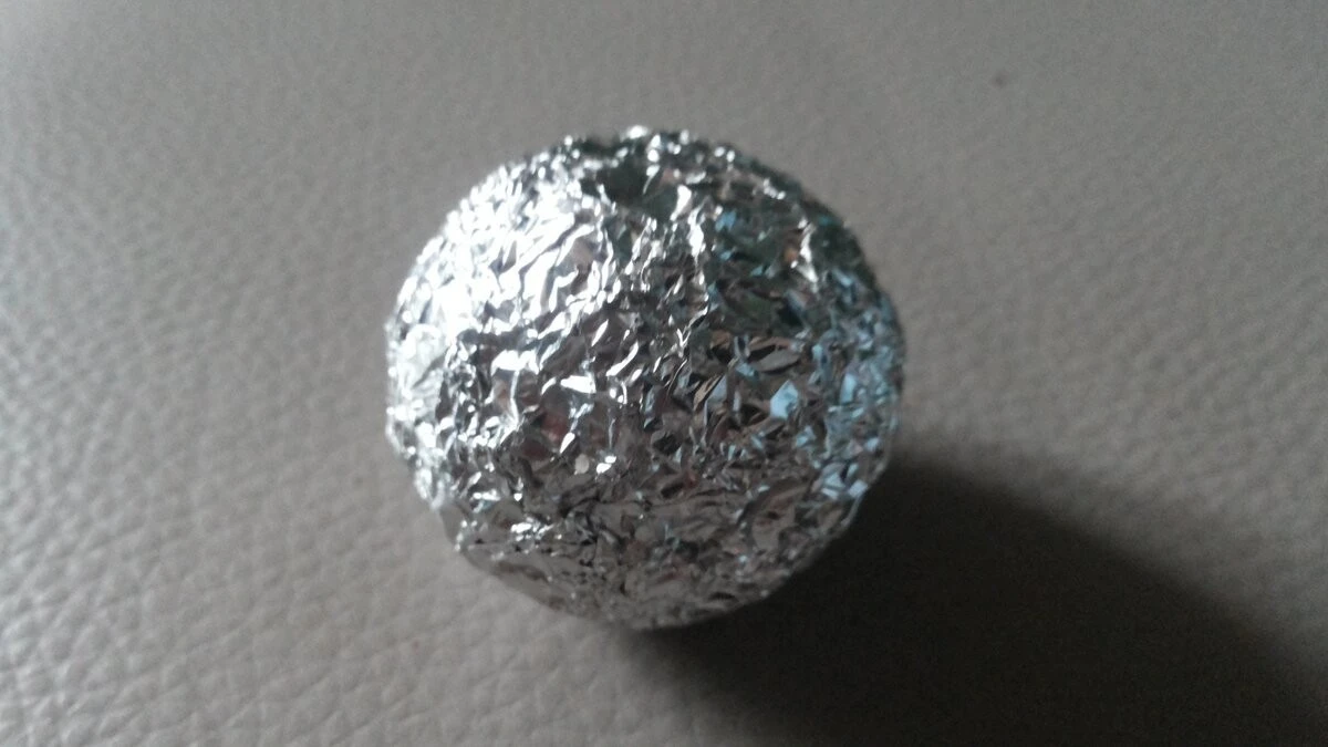 Dlaczego jedna strona folii aluminiowej jest błyszcząca, a druga matowa? Odpowiedź Cię zaskoczy