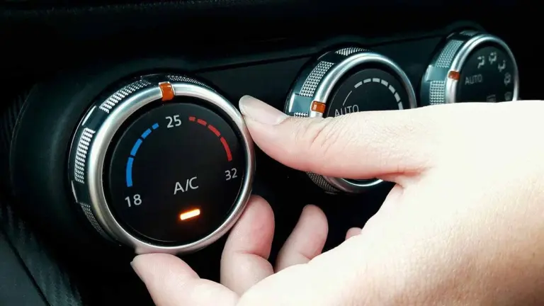 Dlaczego mechanicy samochodowi milczą o tym jednym przycisku zimą? Oszczędza setki złotych.