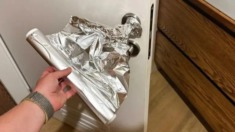 Dlaczego obwiniają klamki oklejone folią aluminiową? Kluczowe odkrycie ślusarza