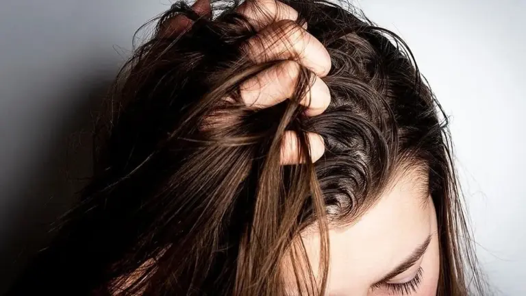 Dlaczego włosy przetłuszczają się już dzień po umyciu i jak temu zaradzić – zdradza stylista