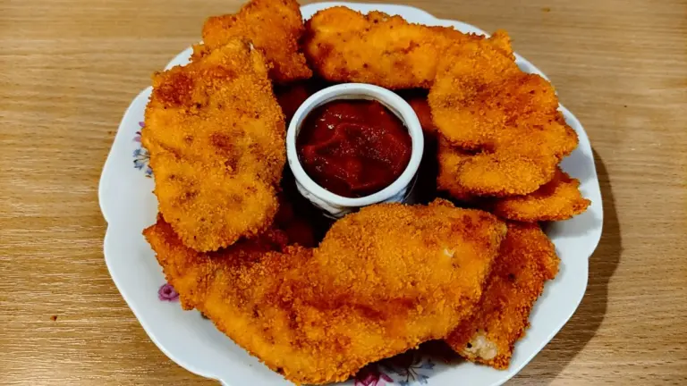 Domowe nuggetsy z kurczaka: sekret chrupiącej złocistej panierki i soczystego mięsa