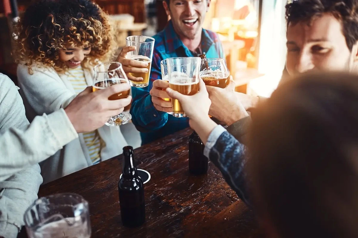 Jak alkohol przeprogramowuje Twój mózg: Od nagrody do przymusu