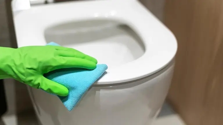 Jak pozbyć się żółtych plam z deski sedesowej? Poznaj 4 sprawdzone metody