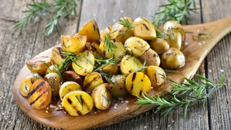 Jak upiec idealne ziemniaki? Foodblogger zdradza trik, którego nie stosuje się na blachę ani w folii