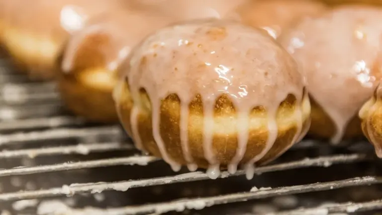 Jak uratować czerstwe pączki? Sposób "na bąbelki" przywróci im świeżość w 5 minut
