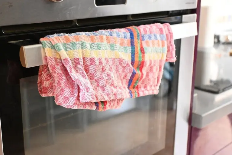 Klasyczne ścierki kuchenne odchodzą w cień. Zamiennik robi różnicę i nie zostawia kłaczków
