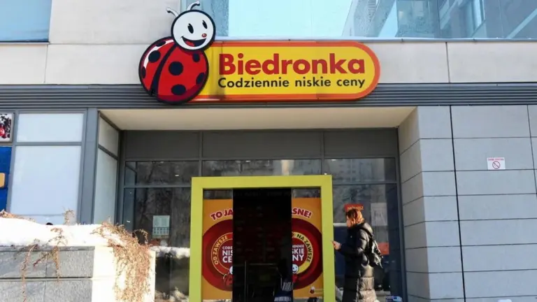 Masło za 4,99 zł i jajka za darmo w Biedronce. Lidl też kusi – jest haczyk!