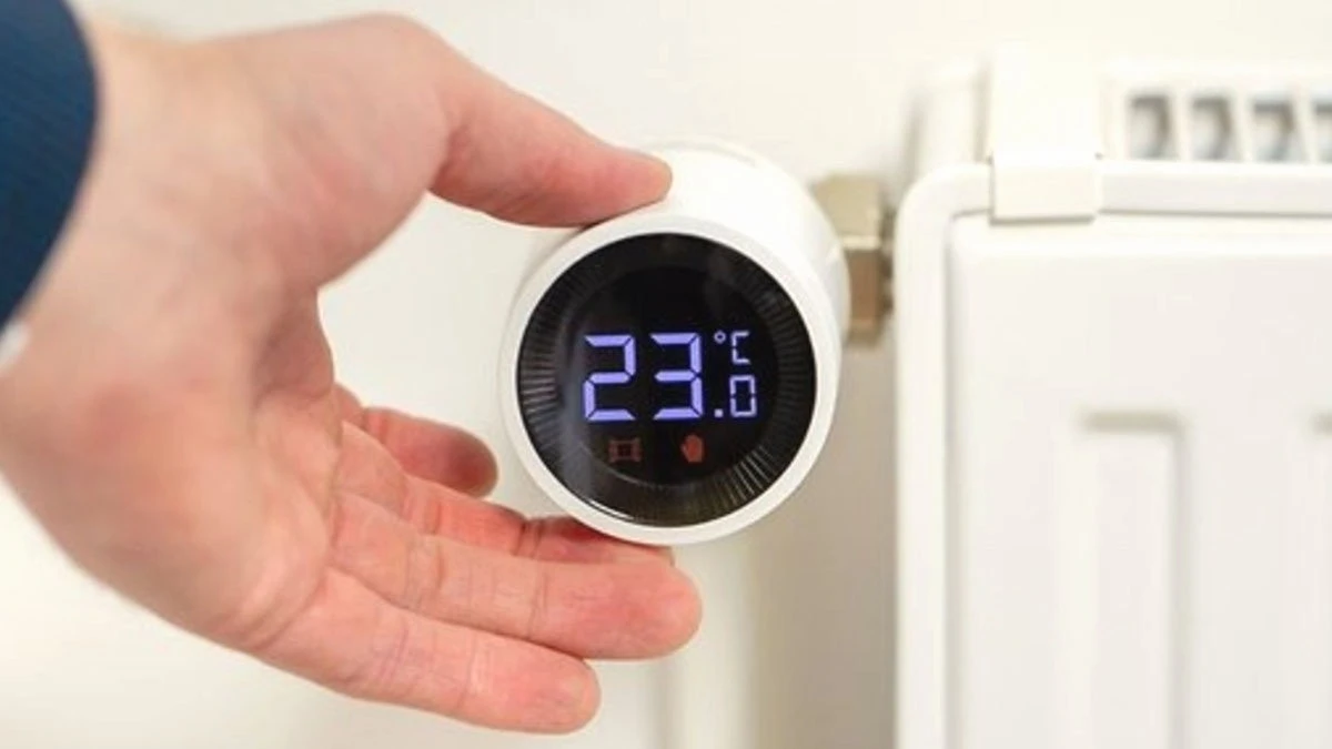 Nie "19°C dla wszystkich": tak ustawić ogrzewanie na noc, by spać cieplej i płacić mniej