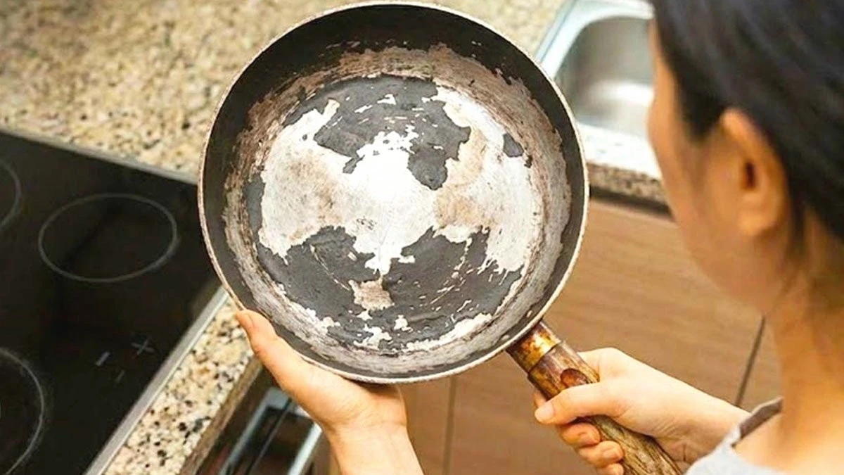 Nie wyrzucaj patelni z porysowaną powłoką – ten trik przedłuży jej życie o 2 lata!