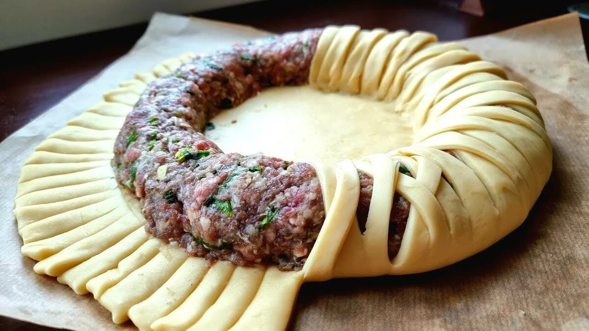 Pieczone ciasto drożdżowe z mięsem mielonym: koniec z smażeniem, rodzina uwielbia ten "zawijany" sekret