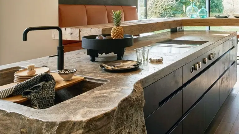 Pożegnaj klasyczną płytę ceramiczną. Ten niewidzialny trend podbija kuchnie na całym świecie.