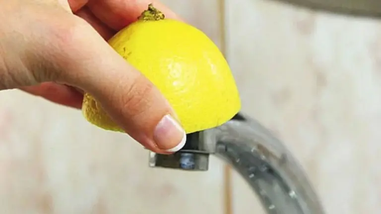 Przetrzyj kran cytryną przed snem – sekret czystości i blasku w Twojej łazience