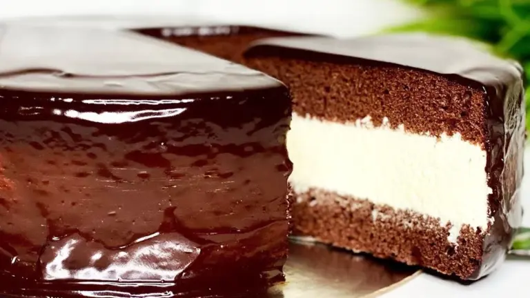 Sekret ciasta Choco Pie: Wilgotny biszkopt, lekka pianka i lustrzana polewa – poznaj przepis