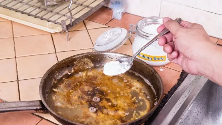 Soda oczyszczona i napój gazowany: przywróć blask patelni w 5 minut