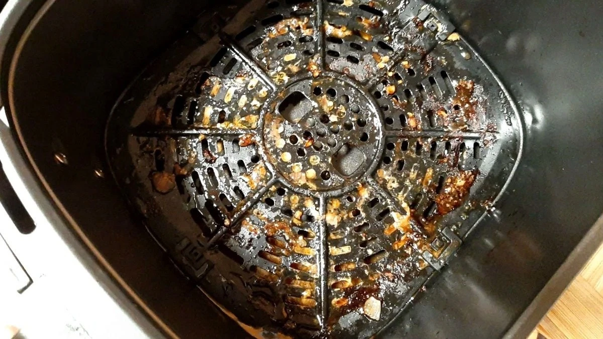 Tani płyn do naczyń pokonał droższy odpowiednik w czyszczeniu frytkownicy powietrznej
