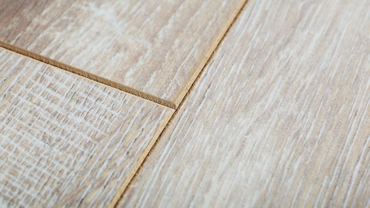 Za mało miejsca na szczeliny? 4 sprytne triki, jak zamaskować luki między panelami bez remontu.