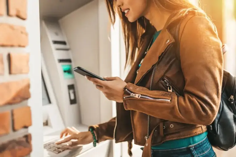 Zapomnij o portfelu: bankomaty zmieniają zasady gry, Twój smartfon wystarczy