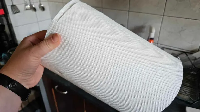 Zwiń lepkie ciasto w rolę: trik z ręcznikiem papierowym, który zmieni Twoje gotowanie