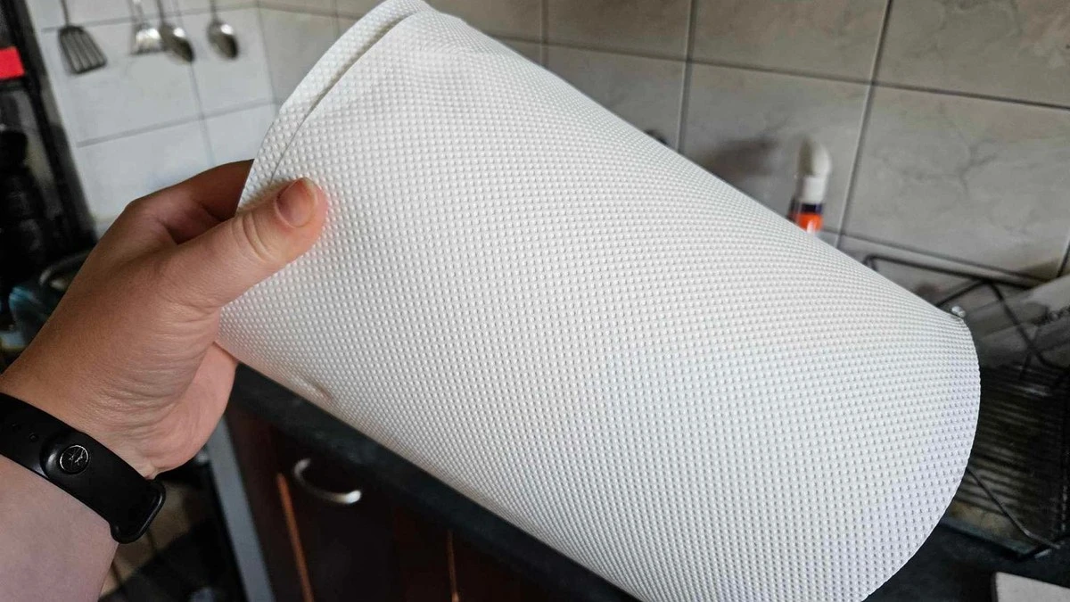 Zwiń lepkie ciasto w rolę: trik z ręcznikiem papierowym, który zmieni Twoje gotowanie